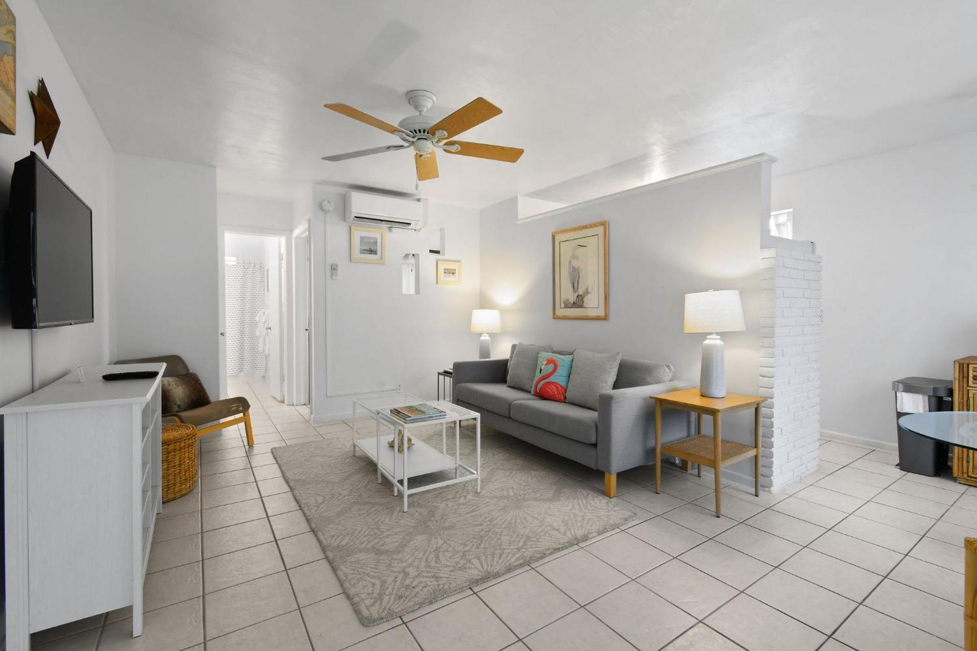 Sunshine Shores Boutique Apartments Palm Beach Shores Exterior foto