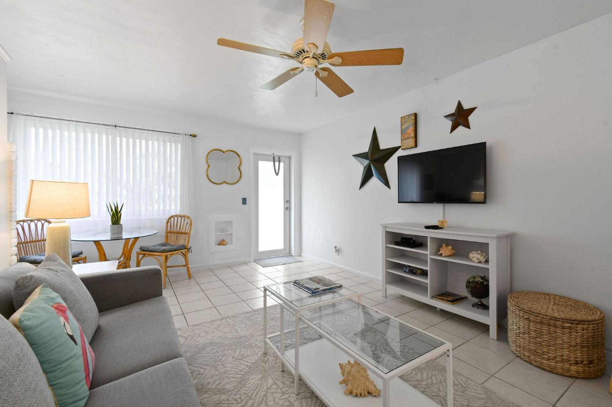 Sunshine Shores Boutique Apartments Palm Beach Shores Exterior foto