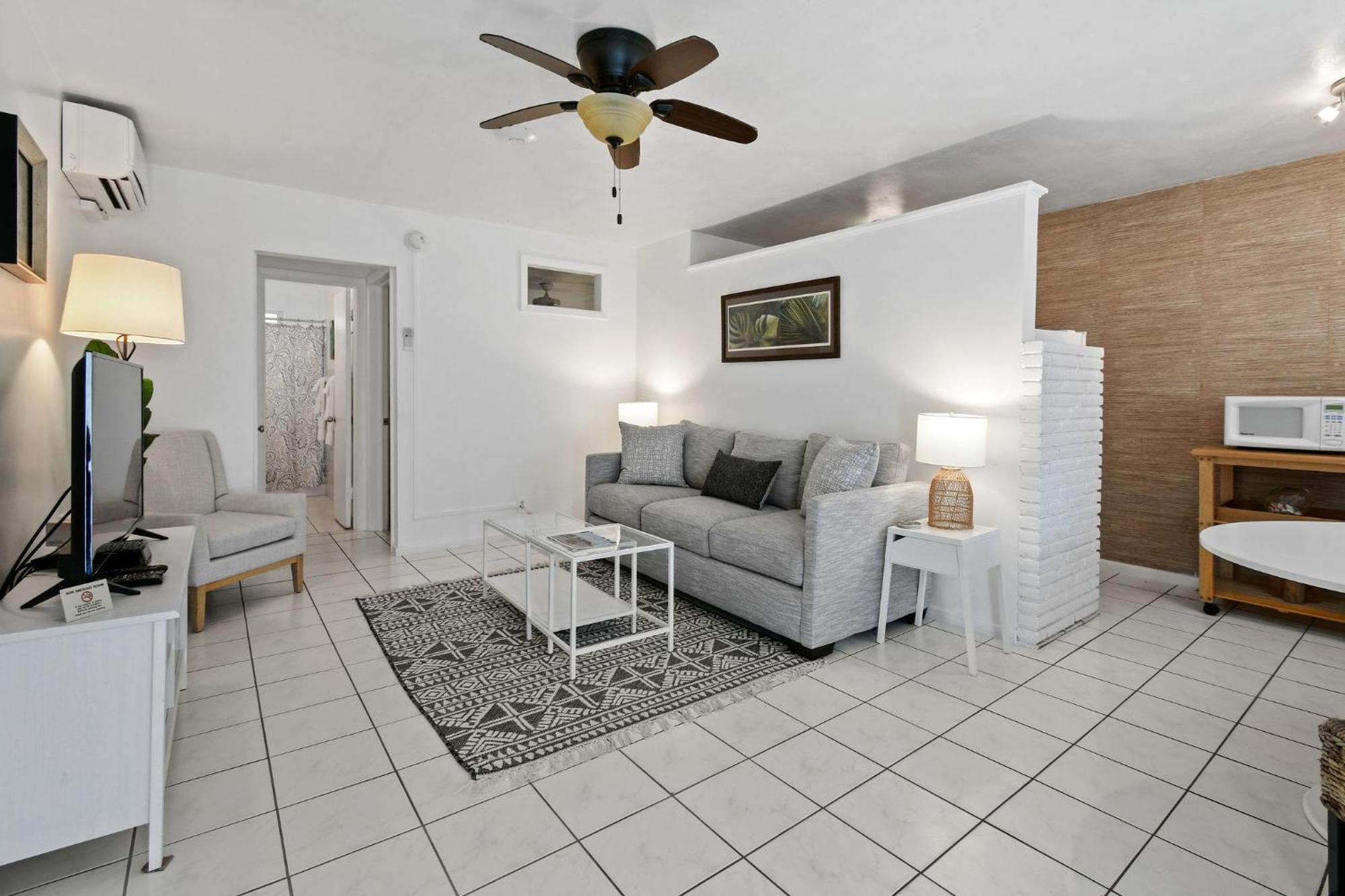 Sunshine Shores Boutique Apartments Palm Beach Shores Exterior foto