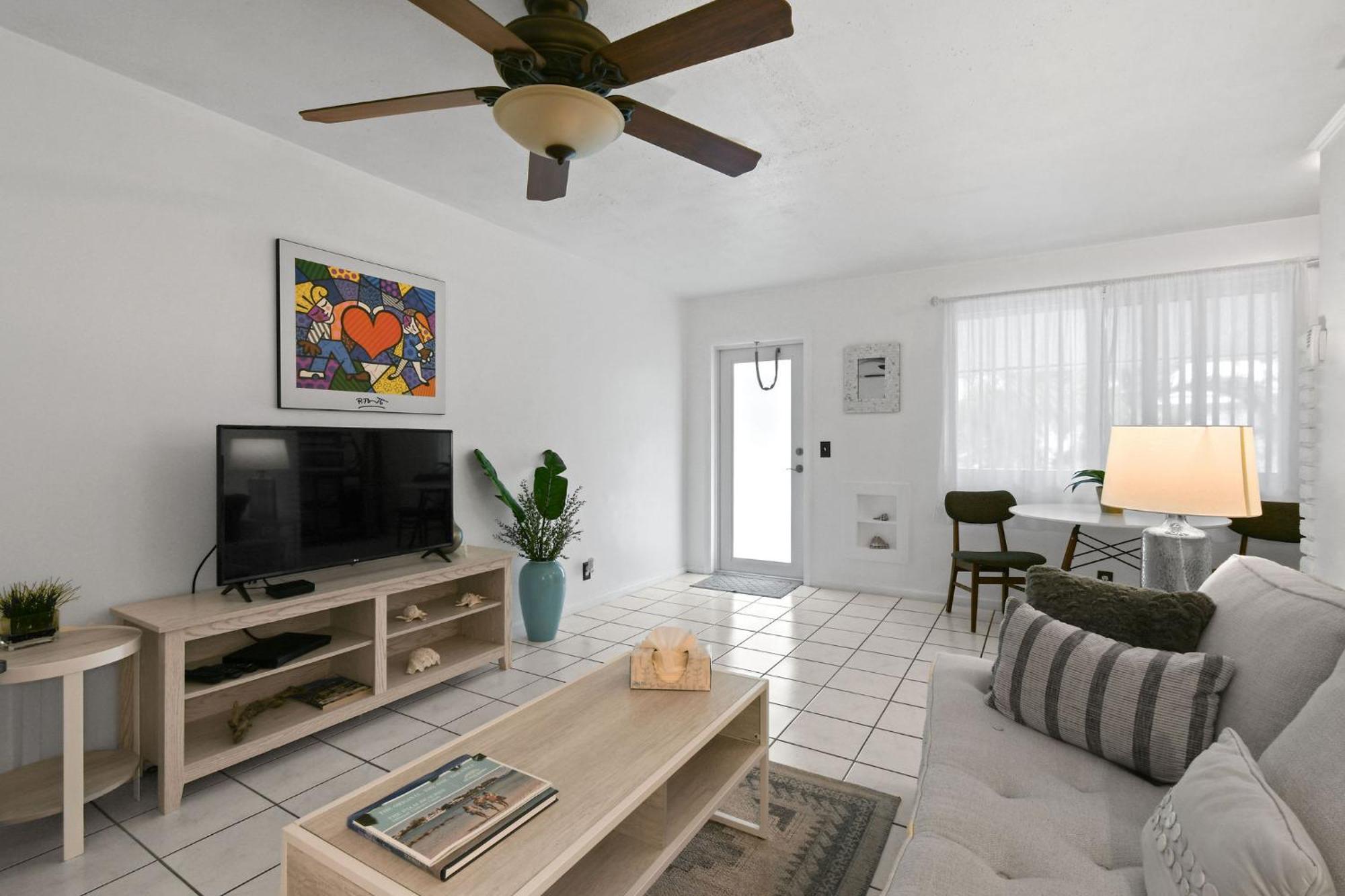Sunshine Shores Boutique Apartments Palm Beach Shores Exterior foto