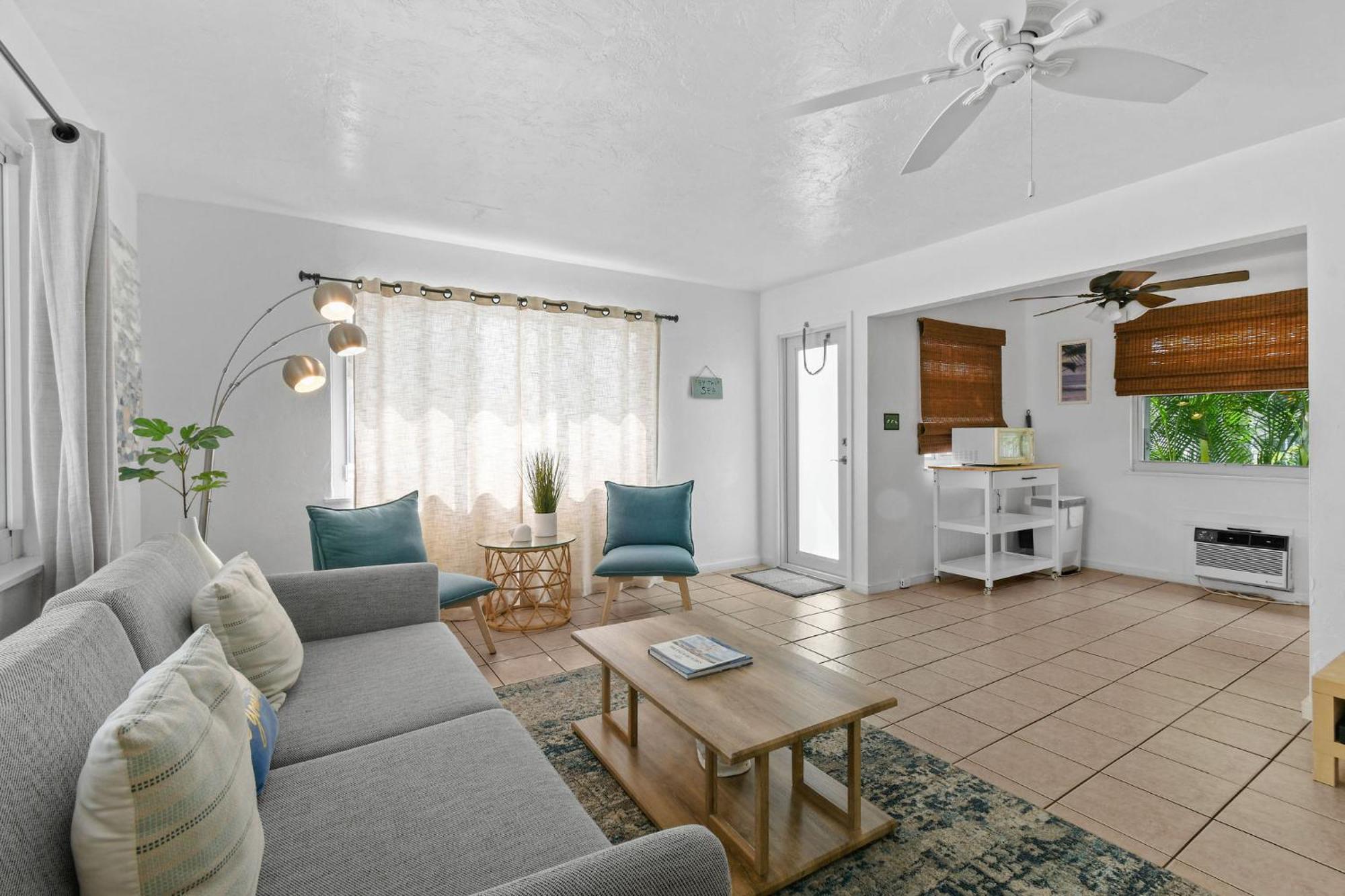 Sunshine Shores Boutique Apartments Palm Beach Shores Exterior foto