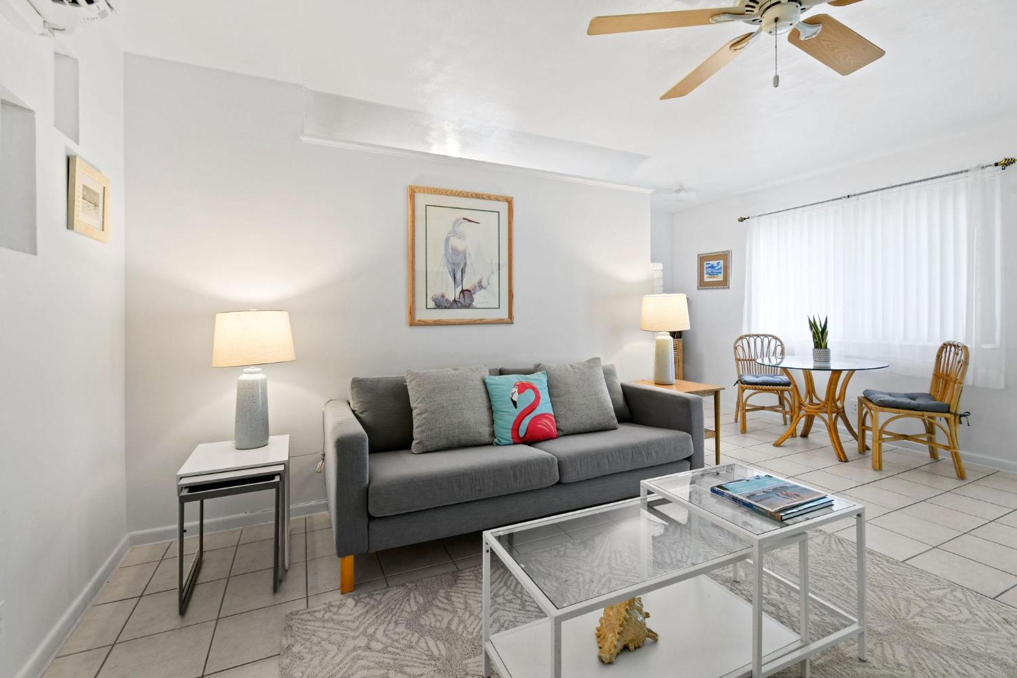 Sunshine Shores Boutique Apartments Palm Beach Shores Exterior foto