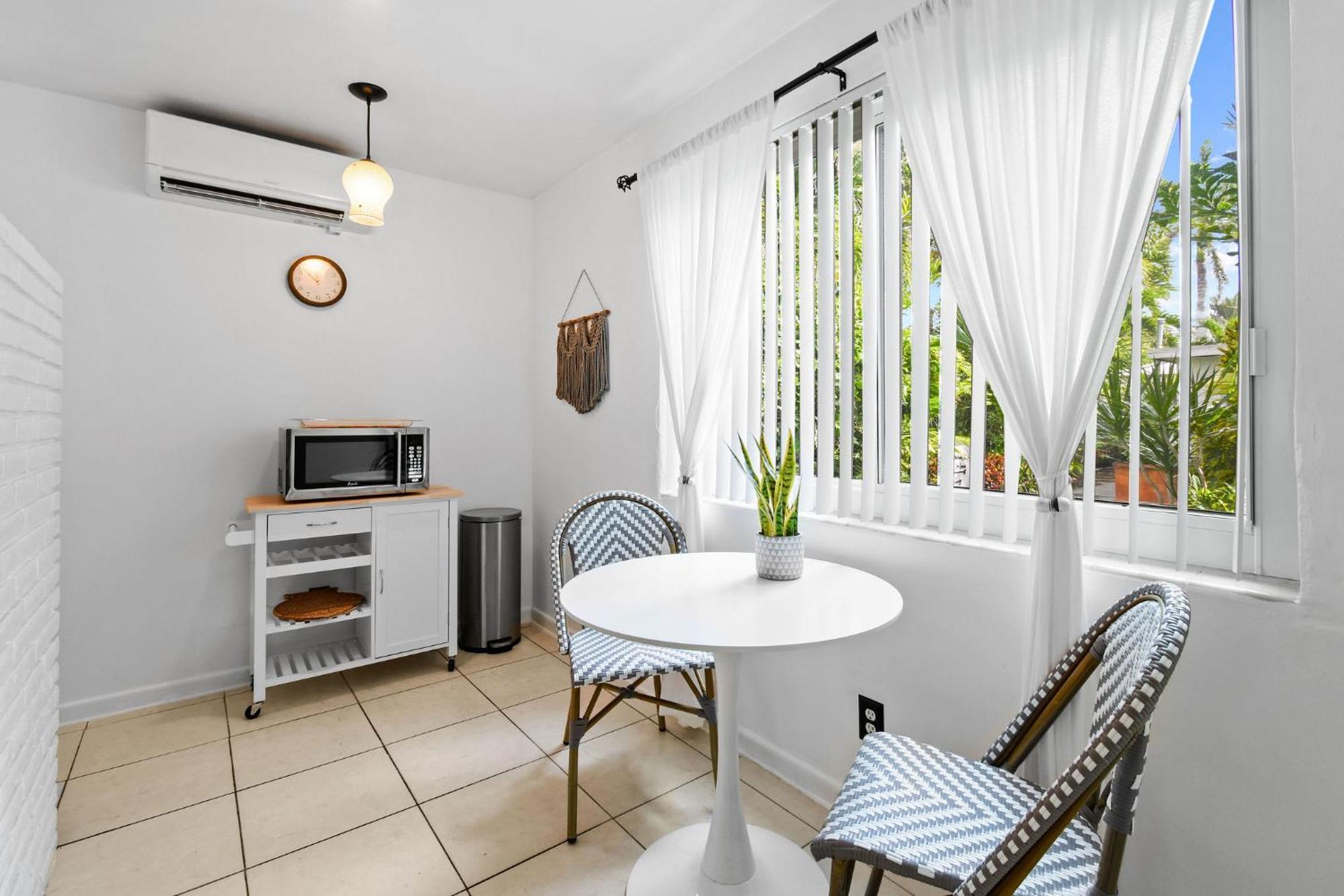 Sunshine Shores Boutique Apartments Palm Beach Shores Exterior foto