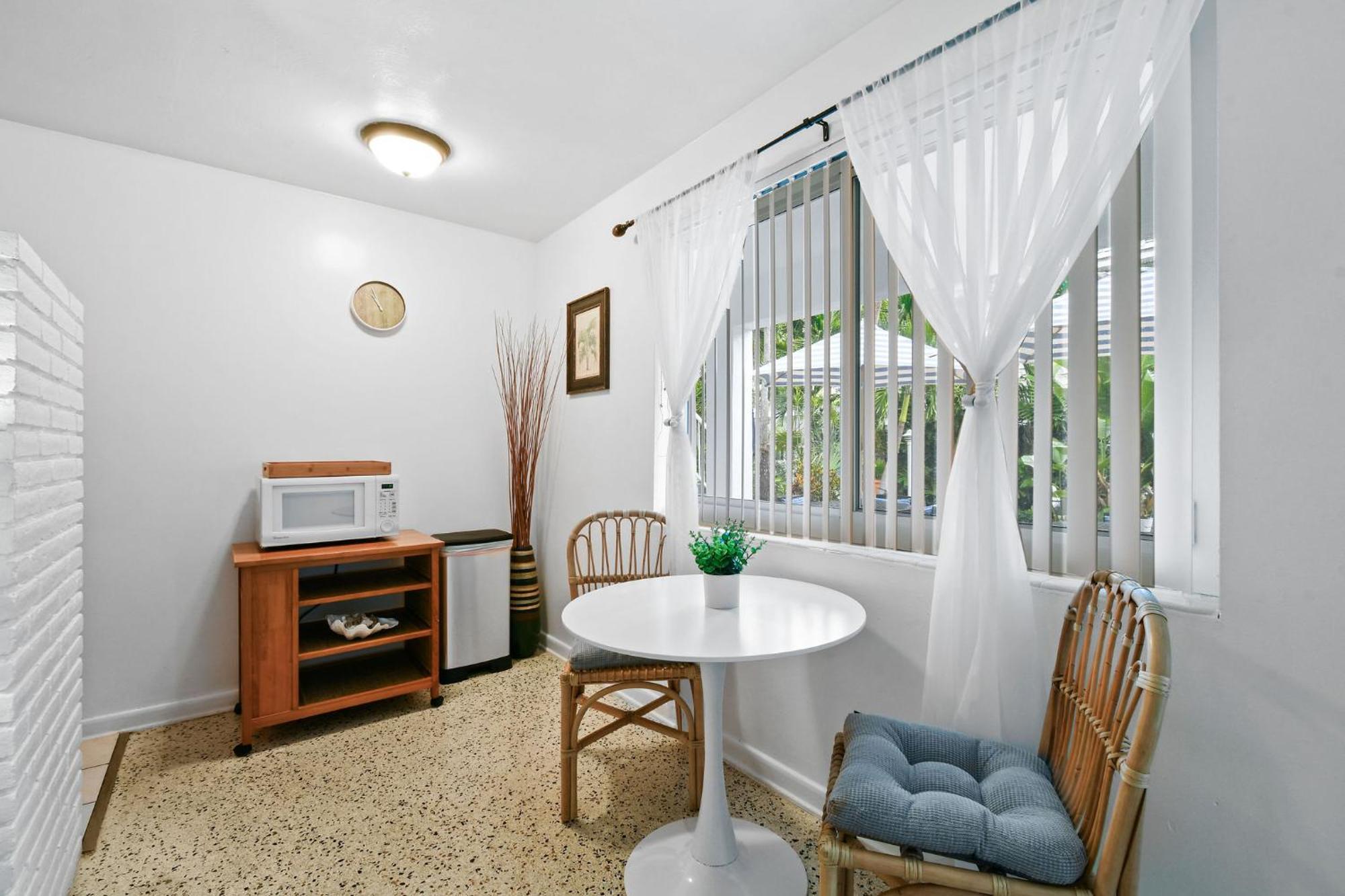 Sunshine Shores Boutique Apartments Palm Beach Shores Exterior foto