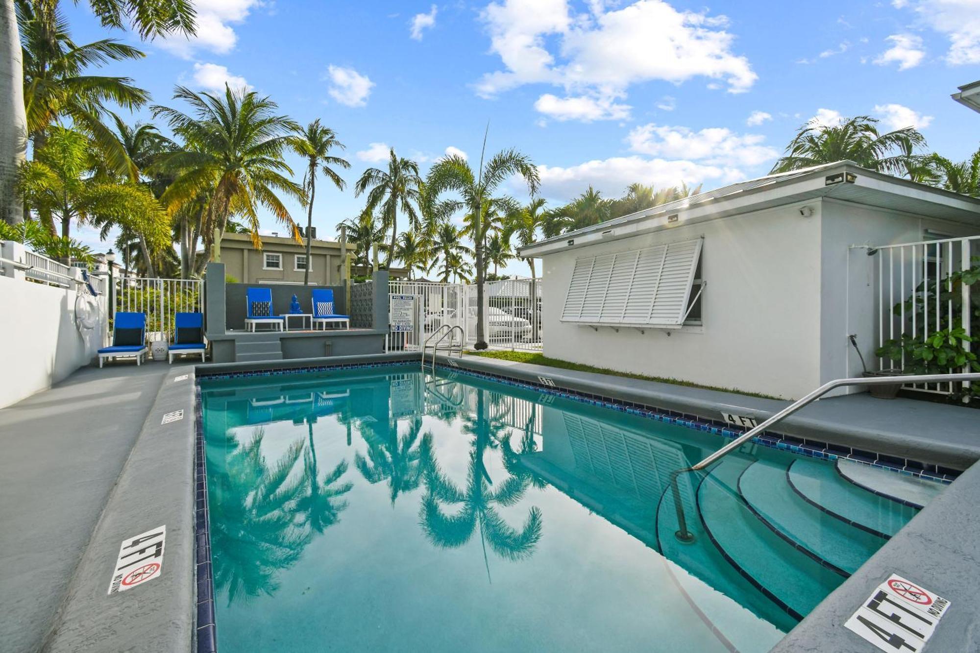 Sunshine Shores Boutique Apartments Palm Beach Shores Exterior foto