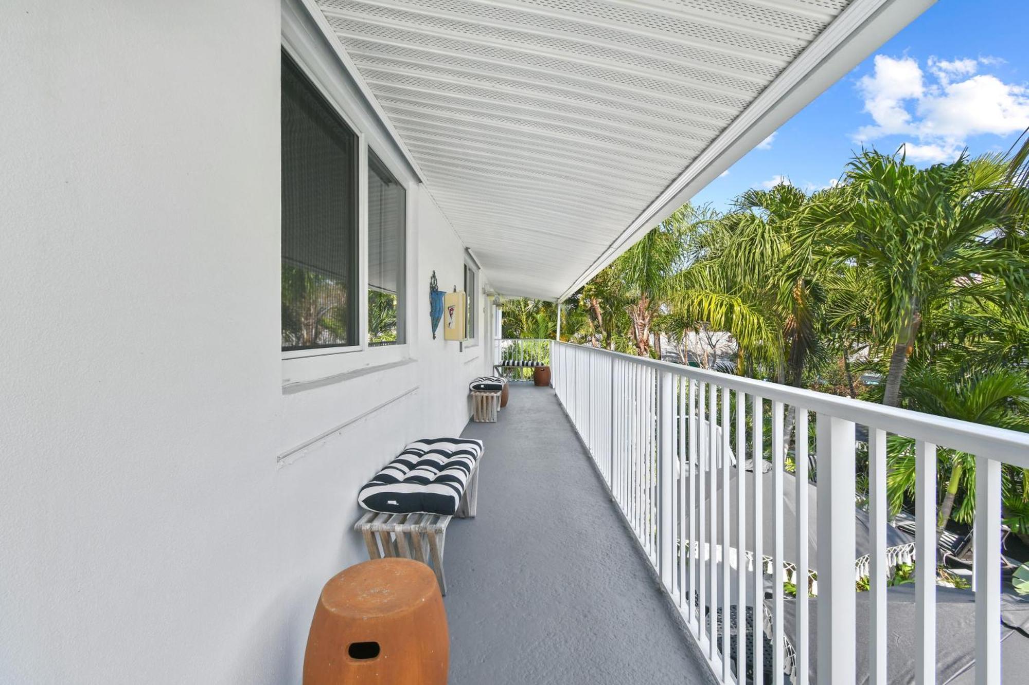 Sunshine Shores Boutique Apartments Palm Beach Shores Exterior foto