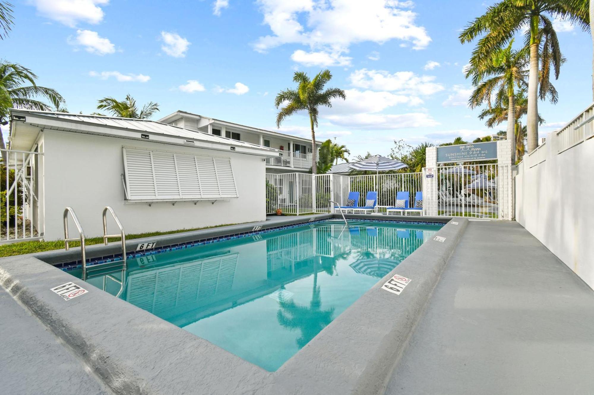 Sunshine Shores Boutique Apartments Palm Beach Shores Exterior foto