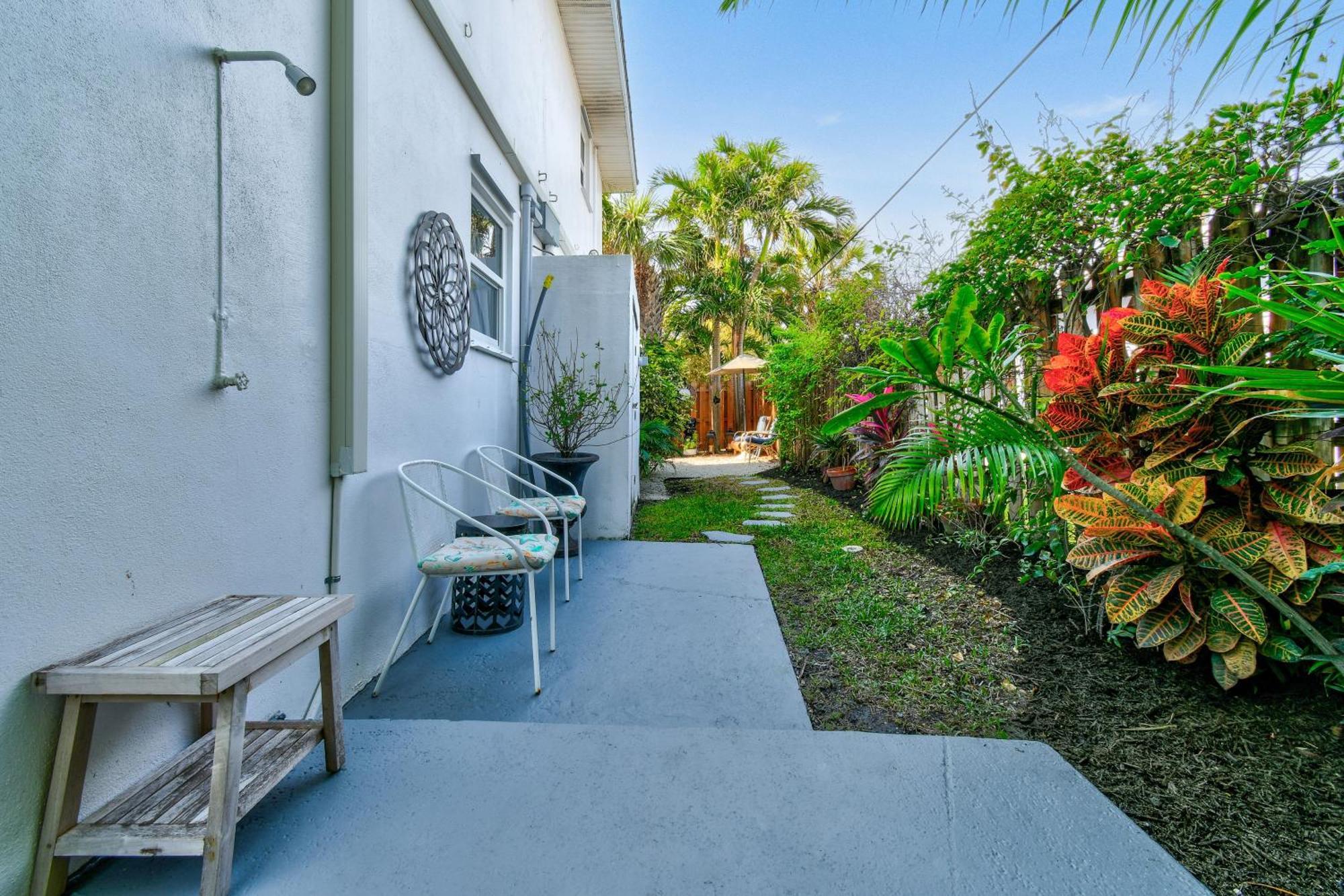Sunshine Shores Boutique Apartments Palm Beach Shores Exterior foto